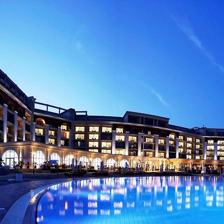 فندق لايتهاوس غولف وسبا بالشيك المظهر الخارجي الصورة The hotel at night