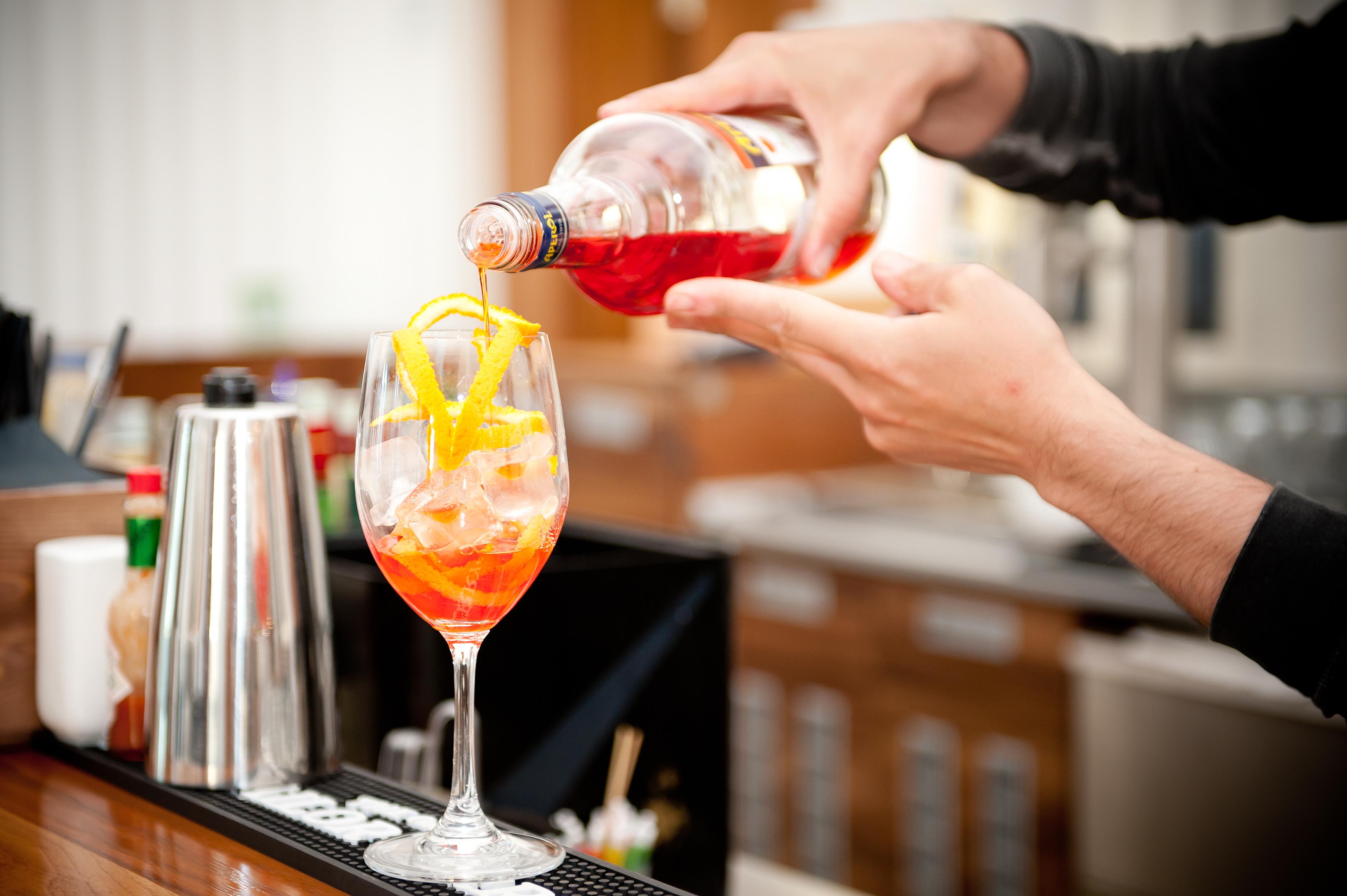 فندق لايتهاوس غولف وسبا بالشيك المظهر الخارجي الصورة A bartender preparing a cocktail