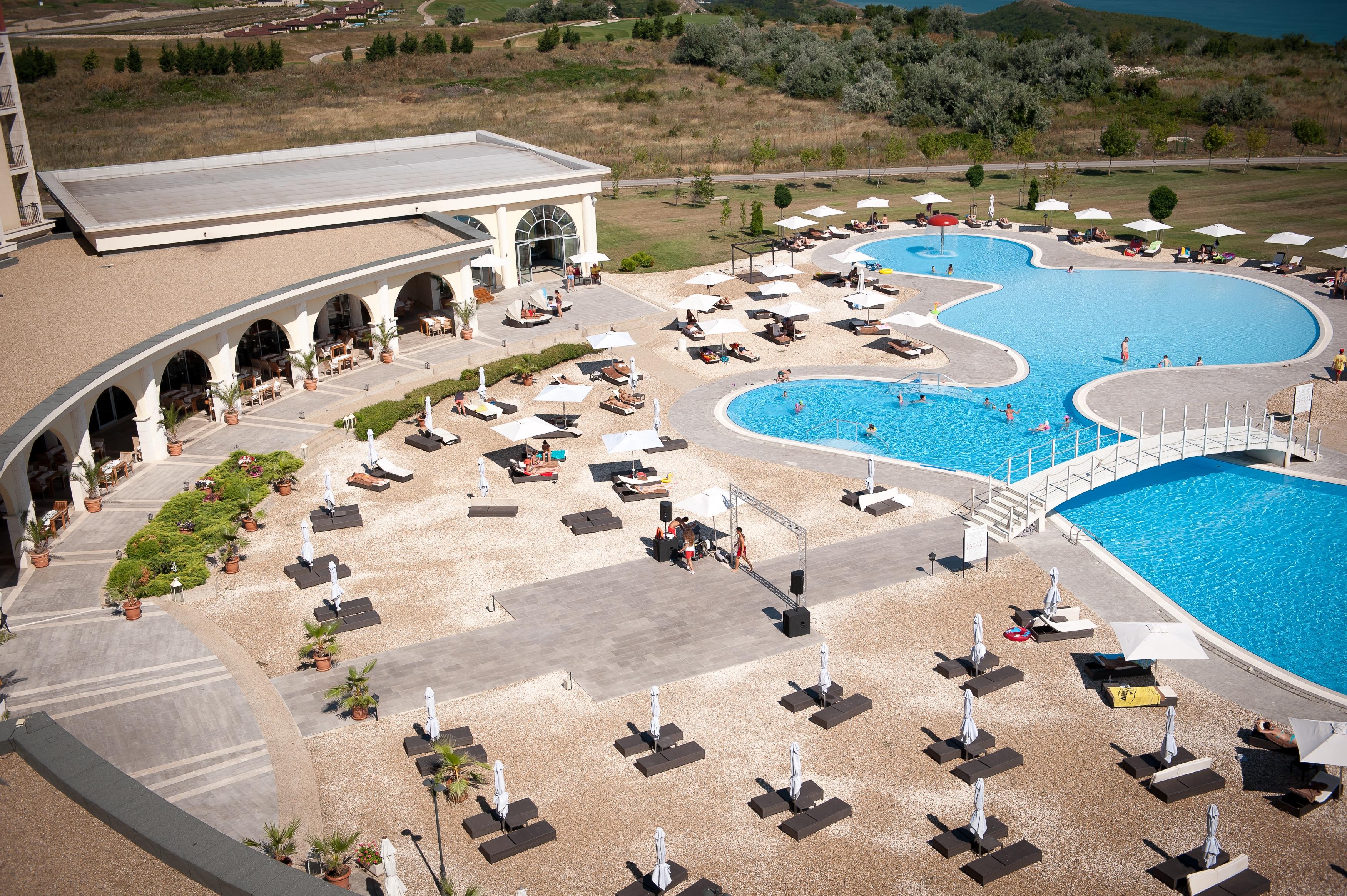 فندق لايتهاوس غولف وسبا بالشيك المظهر الخارجي الصورة The swimming pool at the hotel