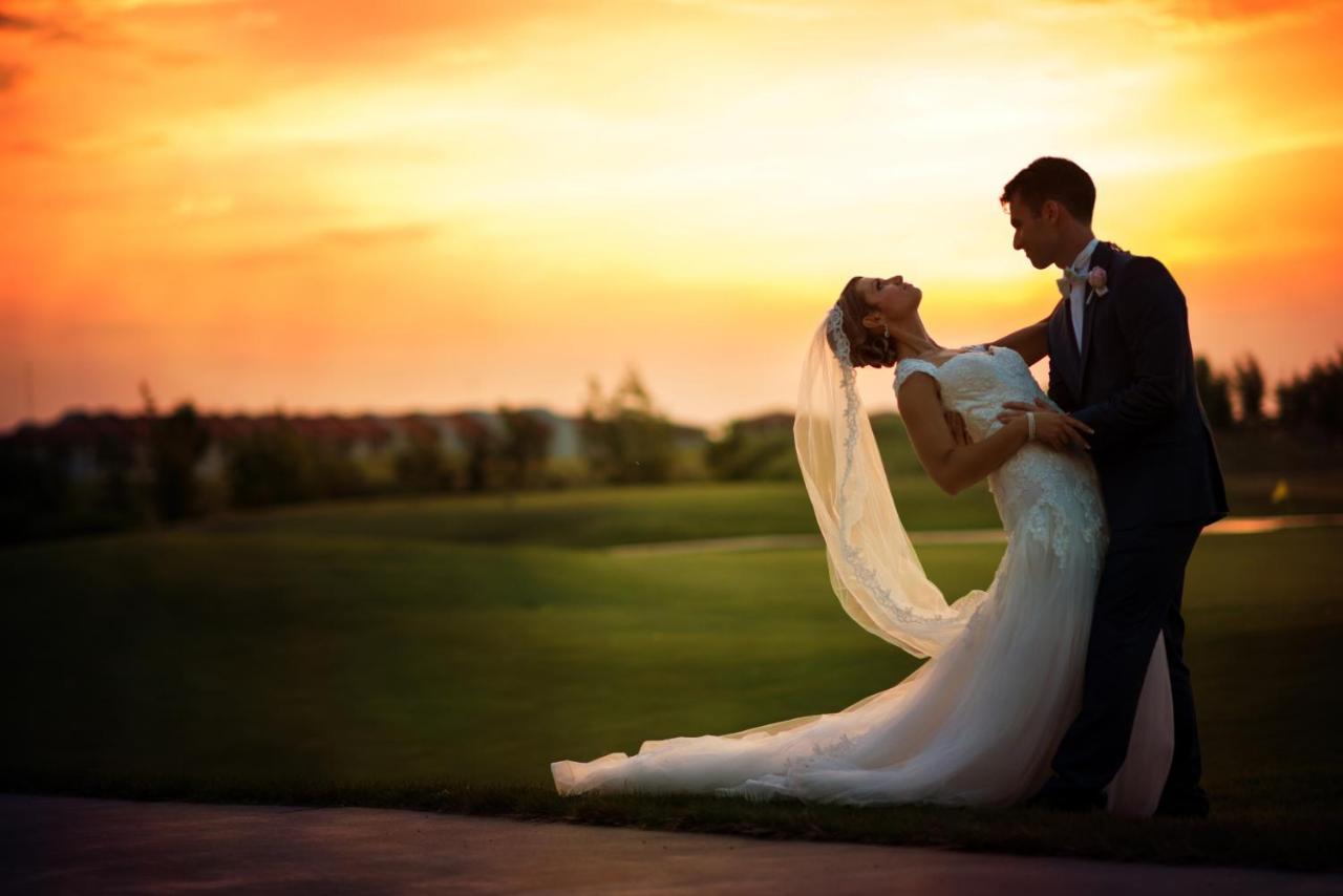 فندق لايتهاوس غولف وسبا بالشيك المظهر الخارجي الصورة A newlywed couple