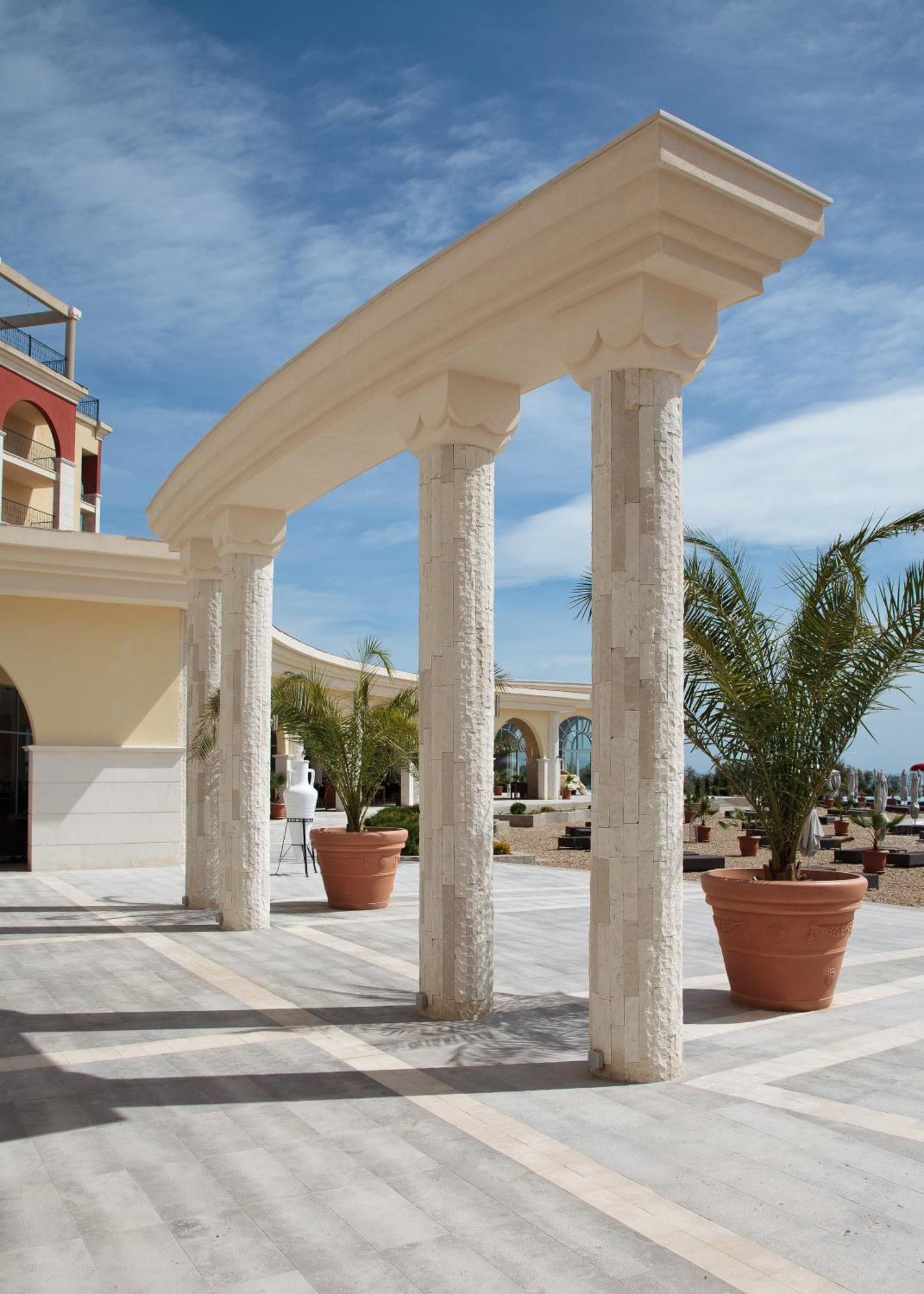 فندق لايتهاوس غولف وسبا بالشيك المظهر الخارجي الصورة Columns made of limestone