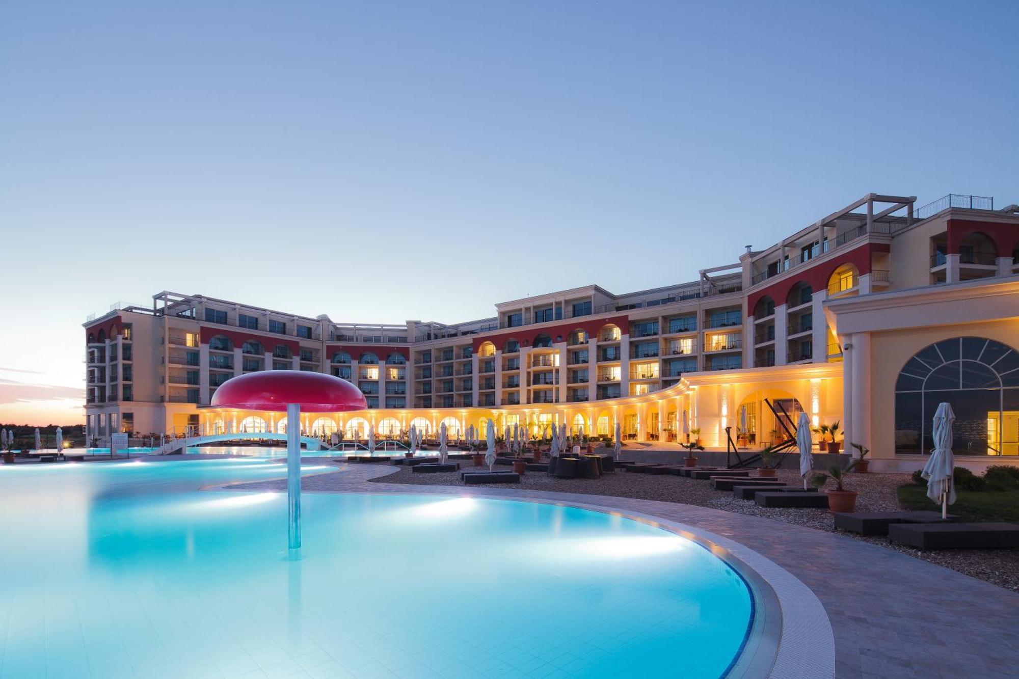فندق لايتهاوس غولف وسبا بالشيك المظهر الخارجي الصورة The hotel at sunset