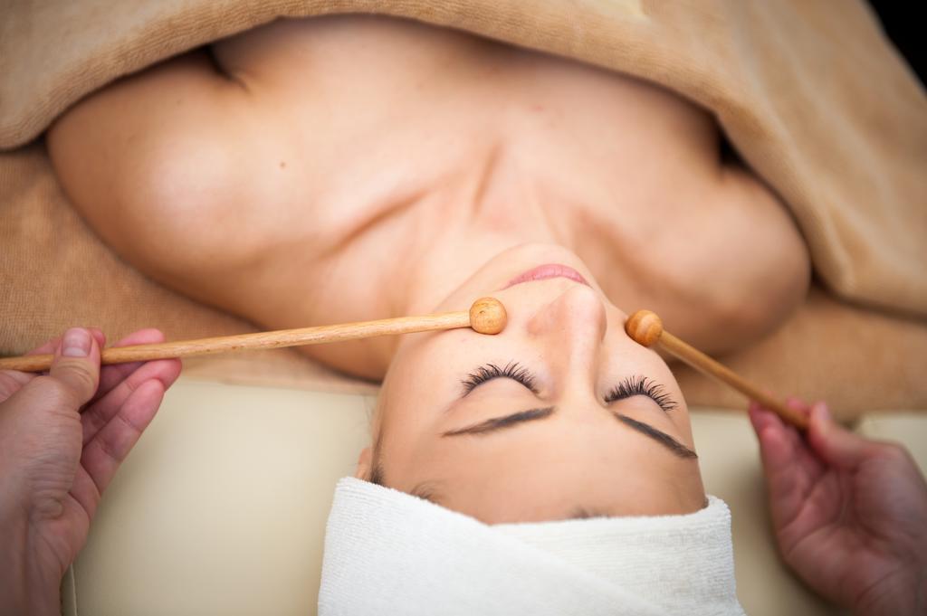 فندق لايتهاوس غولف وسبا بالشيك المظهر الخارجي الصورة Facial massage with bamboo sticks