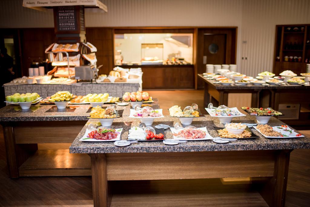 فندق لايتهاوس غولف وسبا بالشيك المظهر الخارجي الصورة A buffet at a hotel