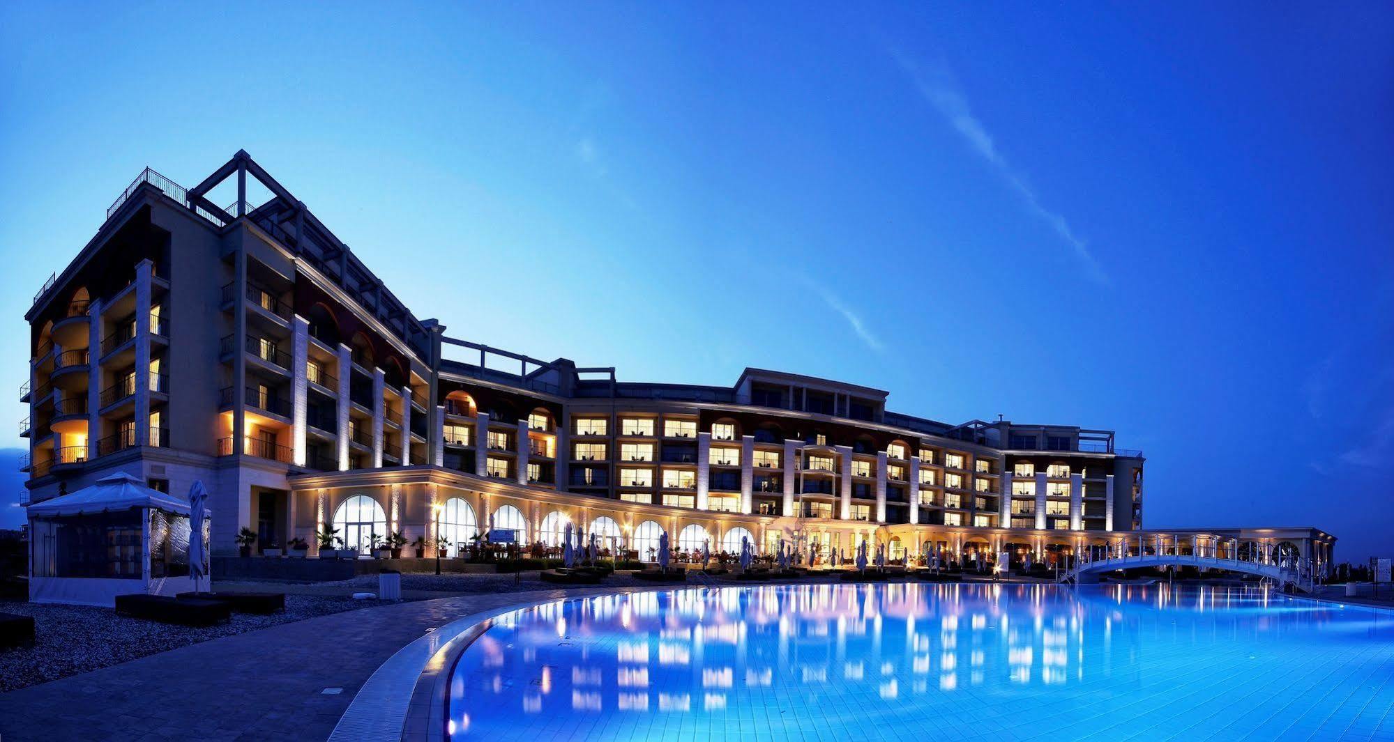 فندق لايتهاوس غولف وسبا بالشيك المظهر الخارجي الصورة The hotel at night