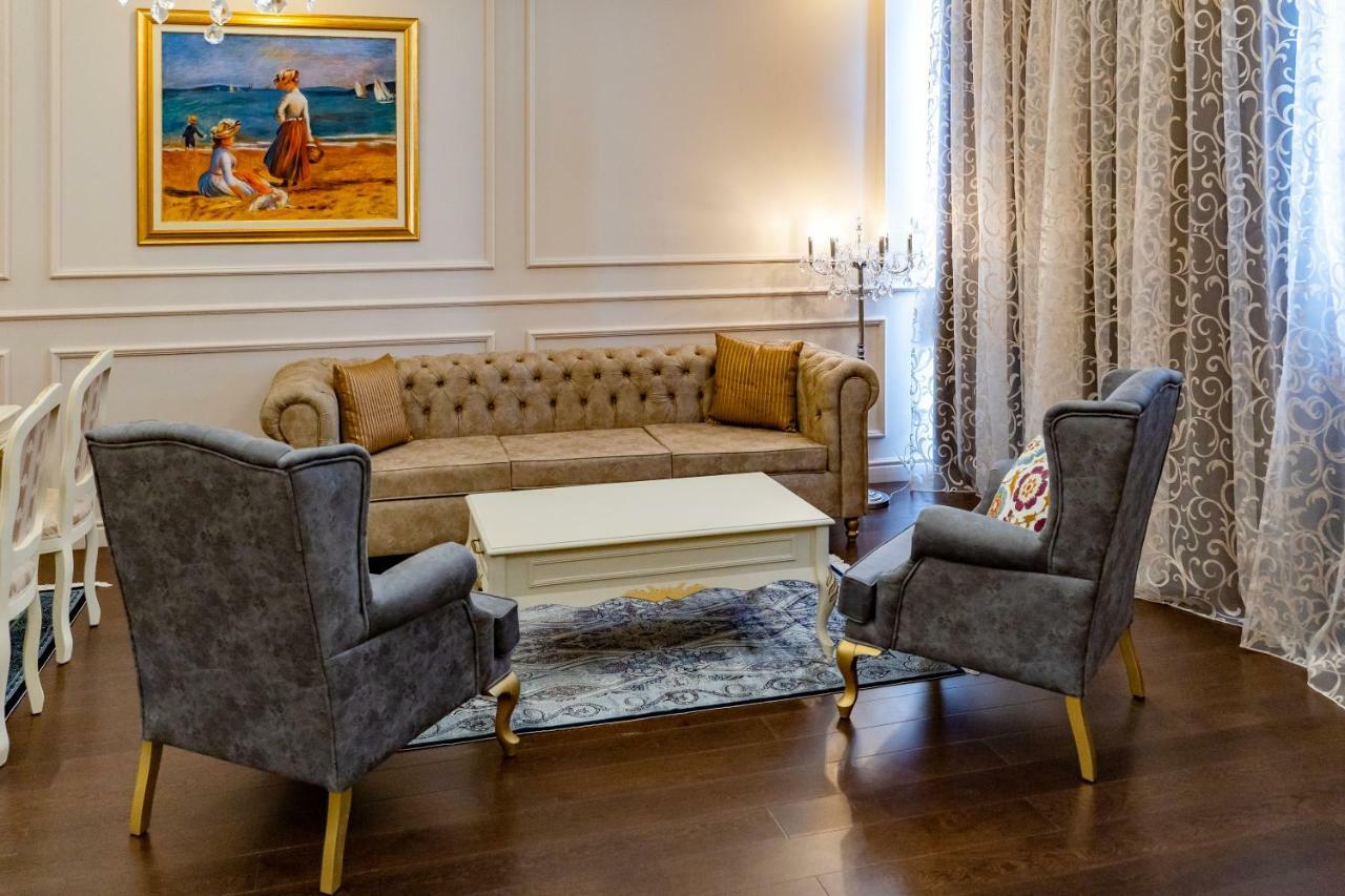 فندق لايتهاوس غولف وسبا بالشيك المظهر الخارجي الصورة A living room with a sofa and two armchairs